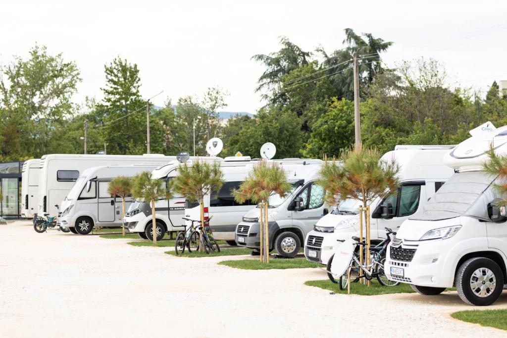 una fila de camionetas blancas estacionadas en un estacionamiento en Terme di Hissar Camping, en Hisarya