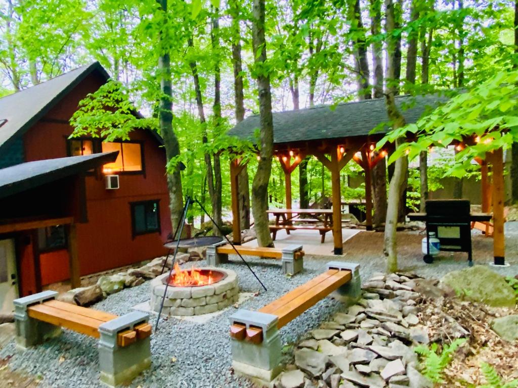 a backyard with a fire pit and a house at Lakeview Cabin in The Hideout in Lake Ariel