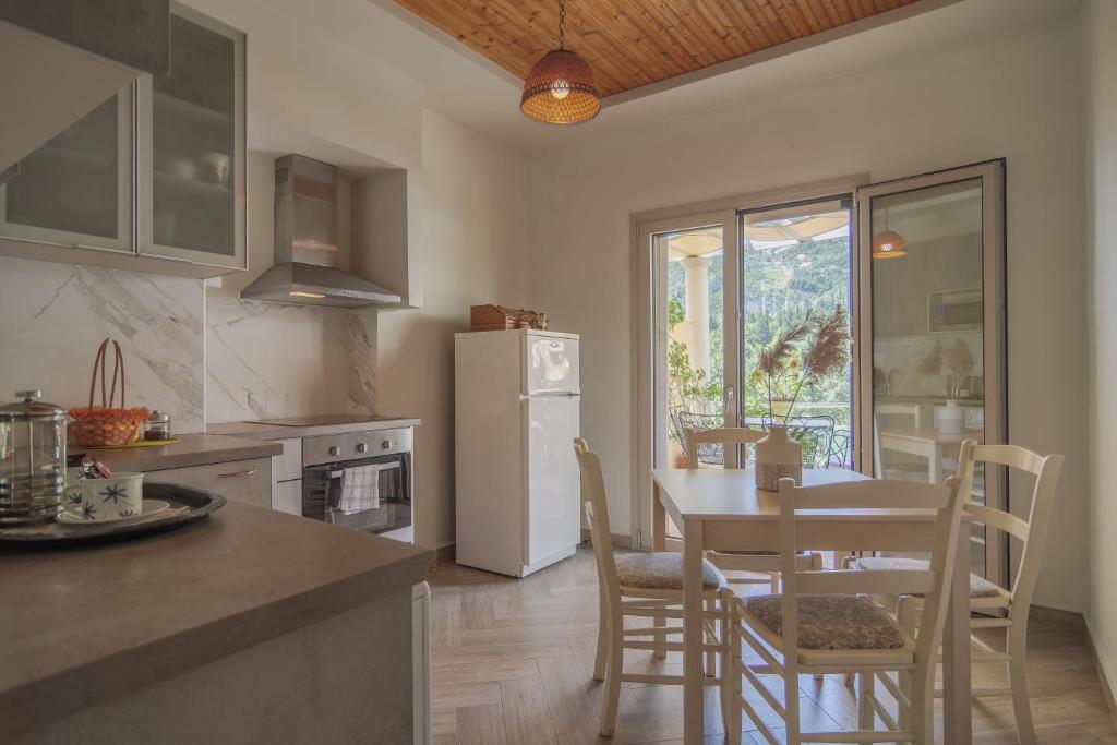 Kuchyň nebo kuchyňský kout v ubytování Aris Apartments