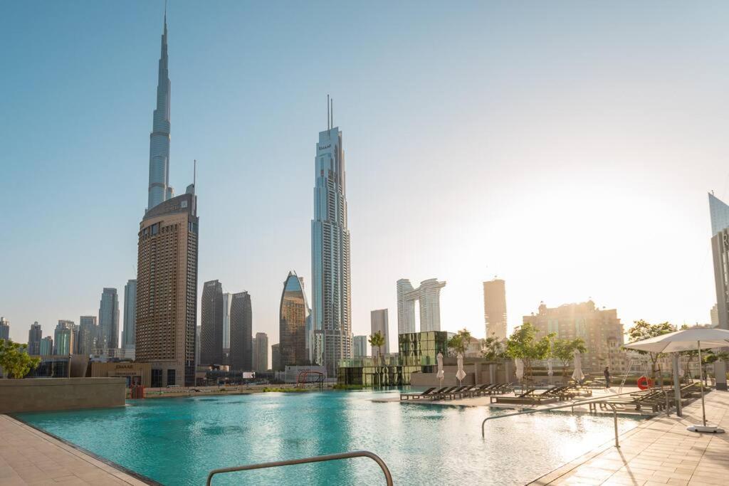 Bazén v ubytování Prime Retreats @ Downtown Views by Emaar nebo v jeho okolí