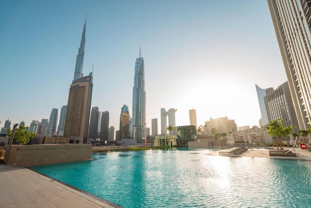 Bazén v ubytování Prime Retreats @ Downtown Views by Emaar nebo v jeho okolí