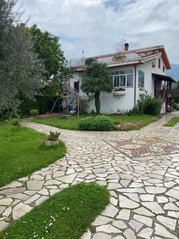 ein Haus mit einem steinernen Gehweg davor in der Unterkunft Villa Ulivi in Tocco da Casauria