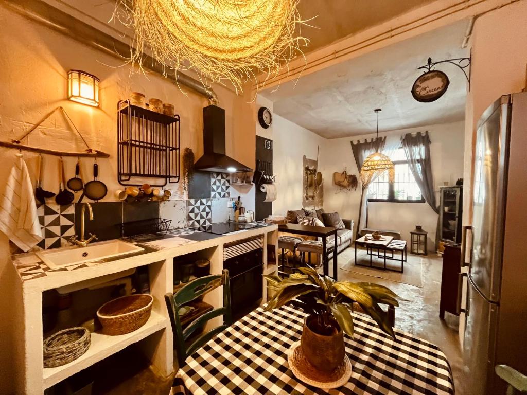 eine Küche mit einem Tisch und einer Pflanze darauf in der Unterkunft Casa Cercana in Abarán