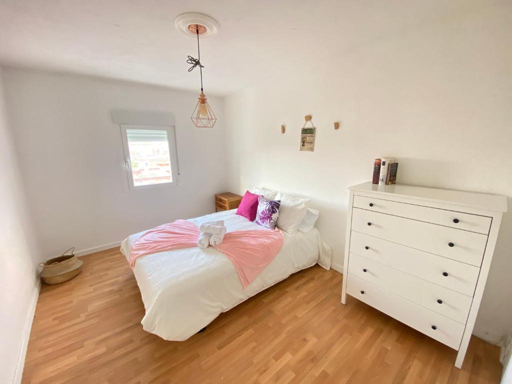 a bedroom with a white bed and a dresser at Gran Piso Retiro Corregidor in Madrid