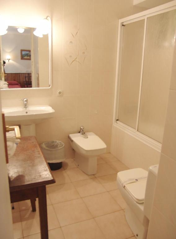 Koupelna v ubytování Hostal Ayestaran I