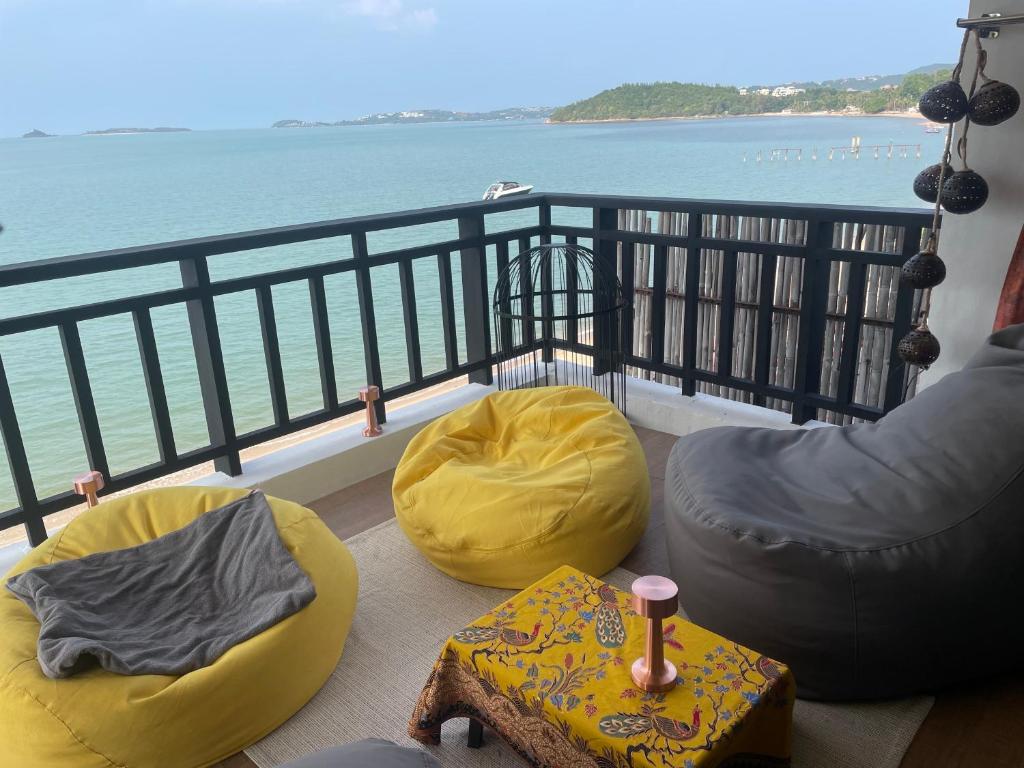 a balcony with three bean bags and a view of the water at New Appartement Fisherman in Bophut 