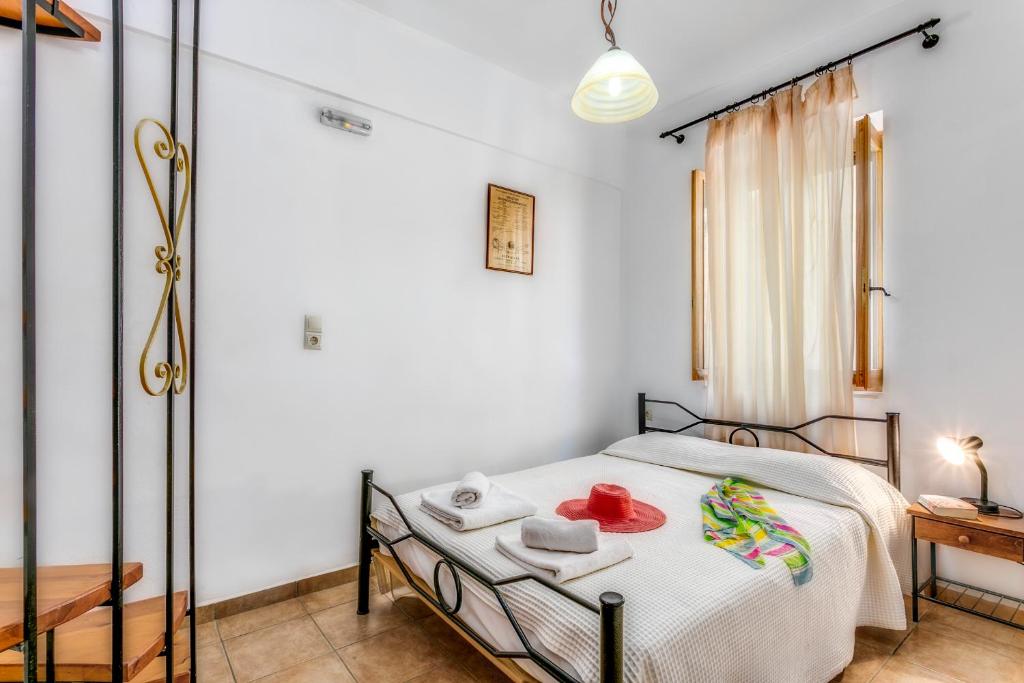 Un dormitorio con una cama y una mesa con toallas. en Ifigenia Rooms, en La Canea