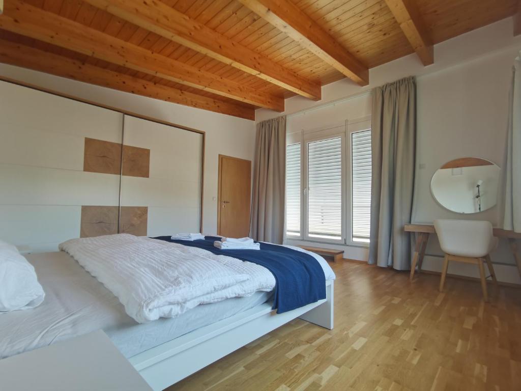 Postel nebo postele na pokoji v ubytování BeeHome Apartment