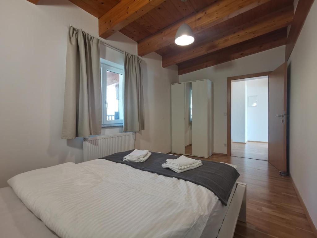 Postel nebo postele na pokoji v ubytování BeeHome Apartment