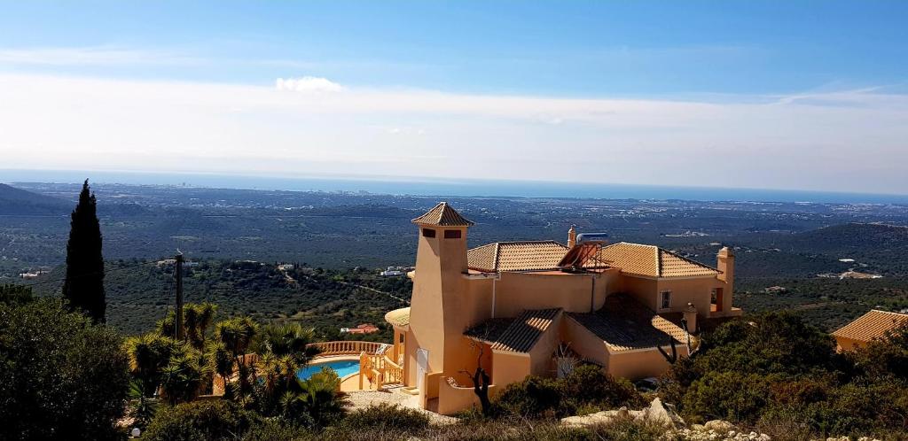 a house on top of a hill with a view at Villa Quinta da Violeta in Loulé