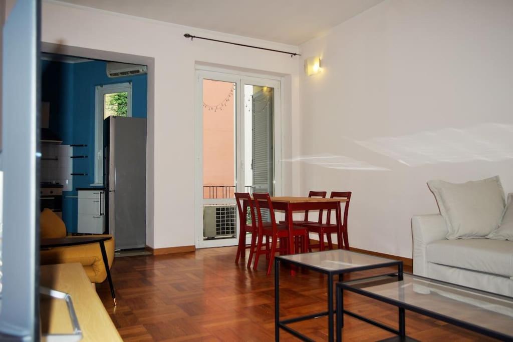 salon z kanapą, stołem i krzesłami w obiekcie Splendido appartamento a Pagano w Mediolanie
