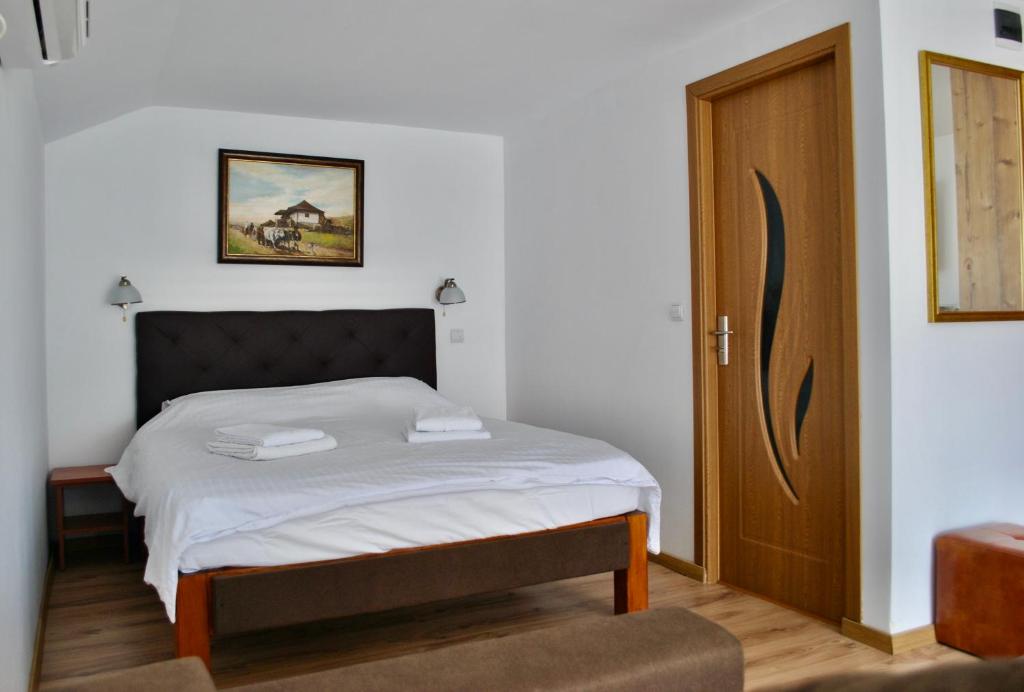 Postel nebo postele na pokoji v ubytování Camping La Foisor Turda