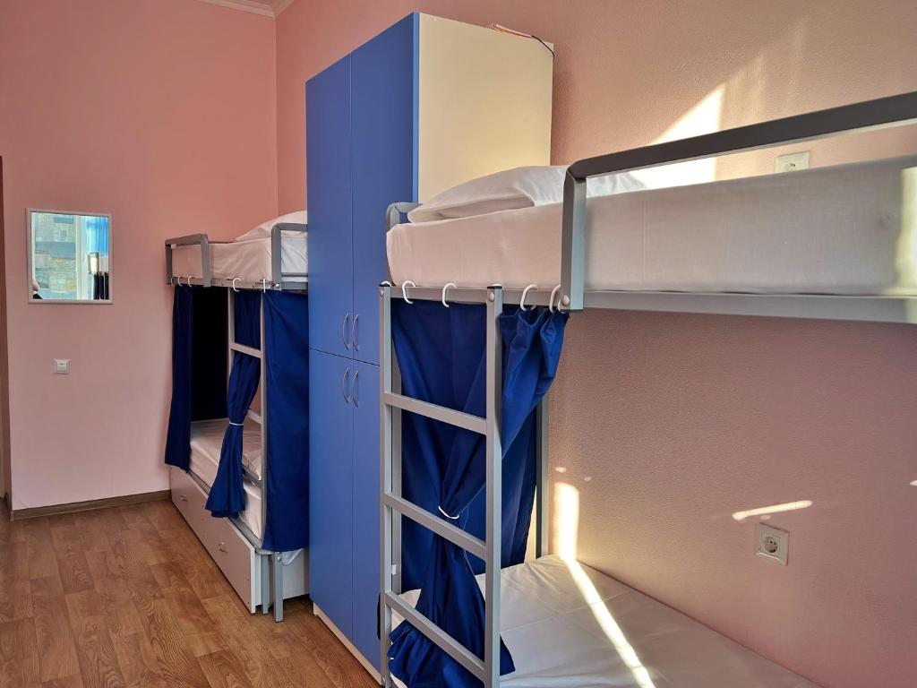 Letto o letti a castello in una camera di Hostel on Universytet
