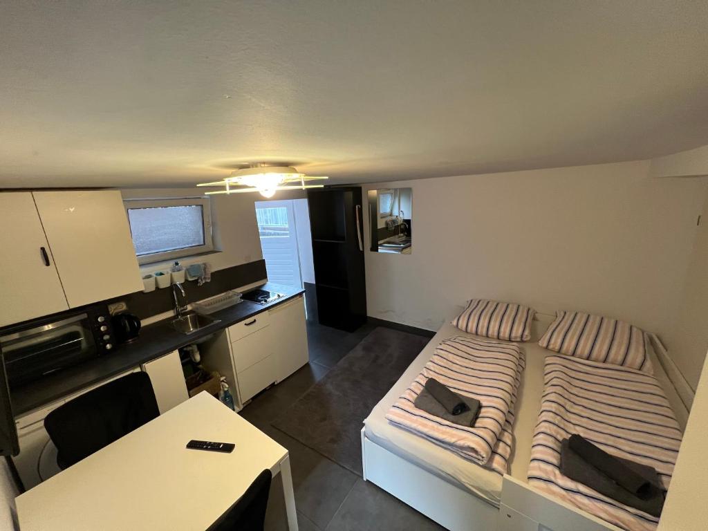Kleines Zimmer mit einem Bett und einer Küche in der Unterkunft 1 Room in Hannover
