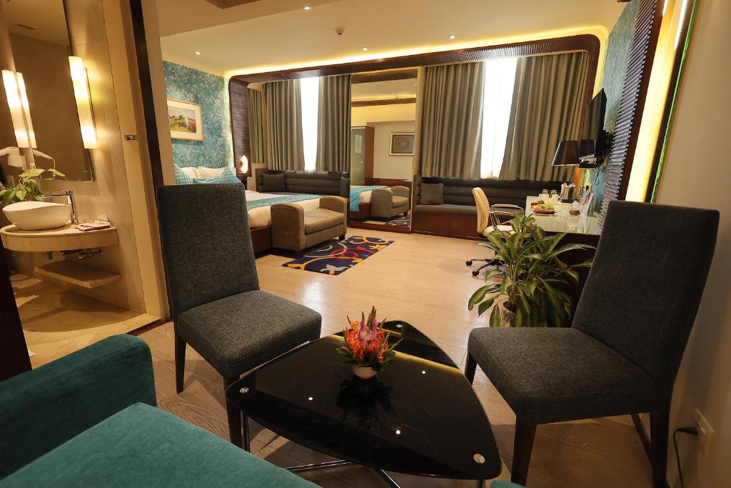 加爾各答的住宿－加爾各答雷根塔歐克斯皇家蘭花有限酒店，客厅配有沙发、椅子和桌子