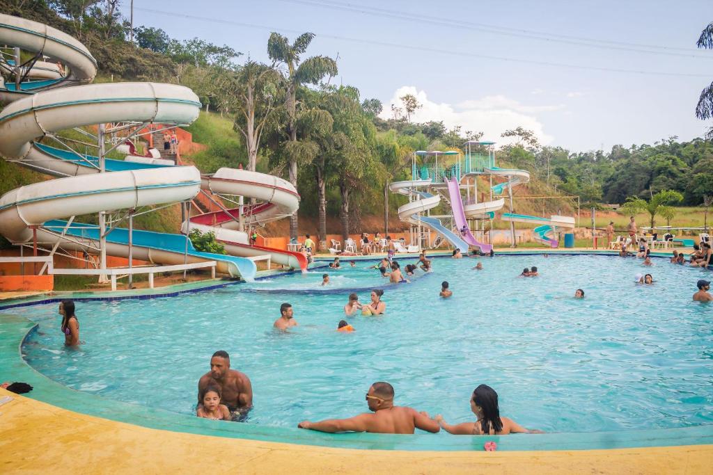 a group of people in a pool at a water park at West Water Park in Santo Antônio do Pinhal