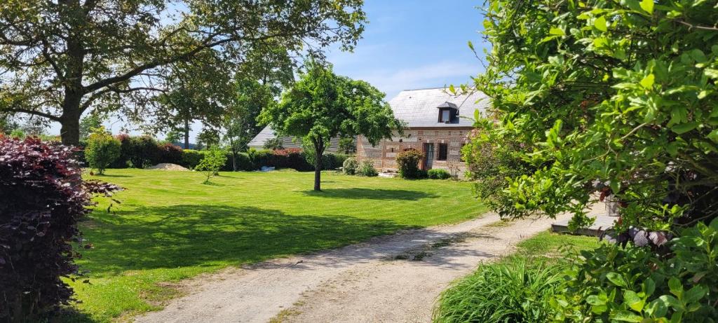 a dirt road in front of a house at nid cauchois in Betteville