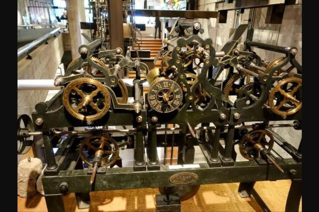 a bunch of gears on a machine in a room at chez Gaby 
