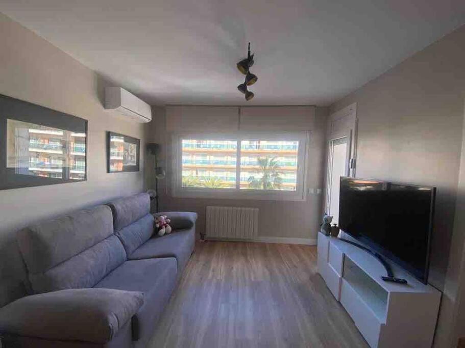 TV a/nebo společenská místnost v ubytování Lujoso piso enfrente de playa de Fenals, 2 terrazas