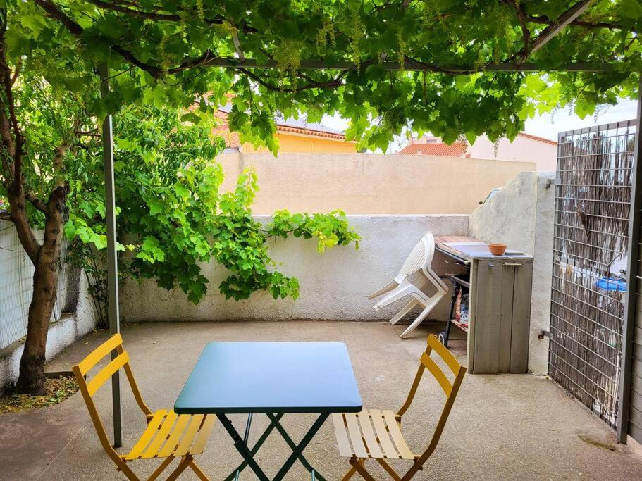 une table et des chaises sur une terrasse avec une table et deux chaises dans l'établissement Charmant studio avec terrasse, à Saint-Cyprien