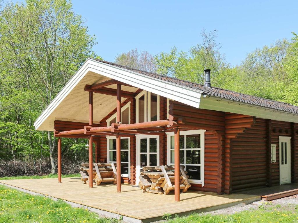Cabaña de madera con porche y terraza en Holiday home Hadsund XLIV en Odde