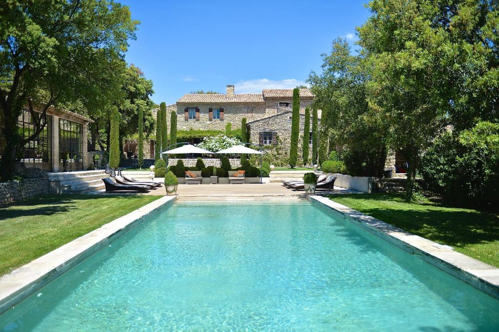 una piscina en el patio de una casa en Villa Hautvallon en Gordes