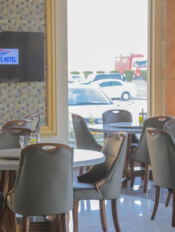 TV a/nebo společenská místnost v ubytování Tribes hotel