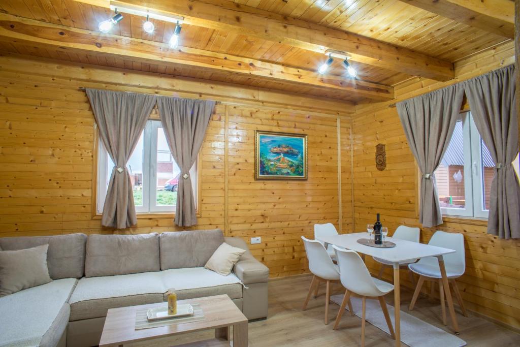 uma sala de estar com um sofá e uma mesa em Fenix em Žabljak