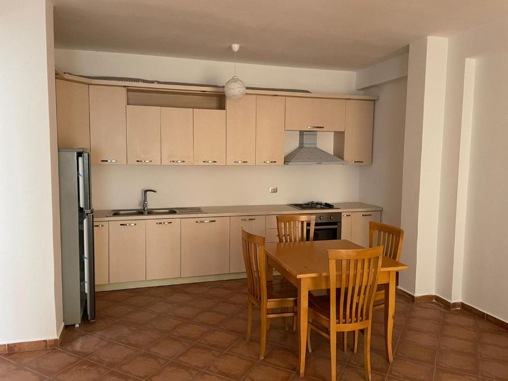 uma cozinha com mesa e cadeiras num quarto em Vila Melisa em Durrës