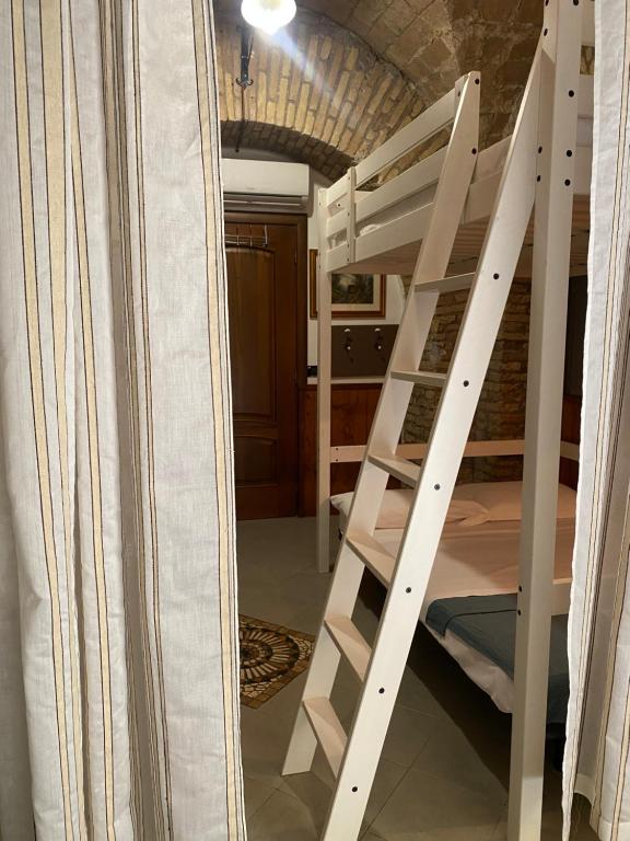 Poschodová posteľ alebo postele v izbe v ubytovaní mini Apartment