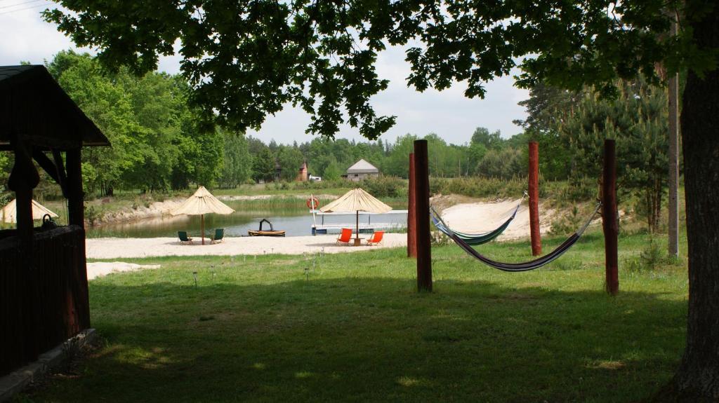 Brochów的住宿－Zacisze u Rysia，草原上带吊床和帐篷的公园