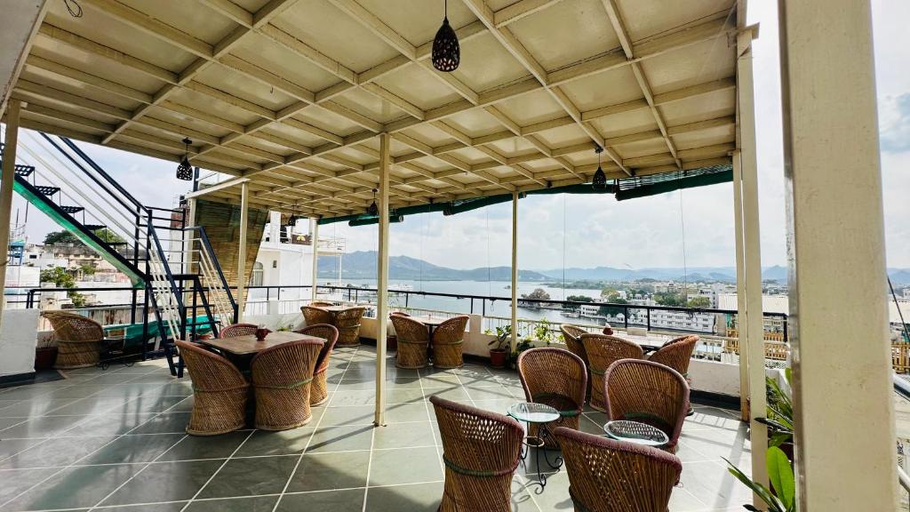 un ristorante con sedie e tavoli su un balcone di Maa Ji House - A boutique Homestay a Udaipur