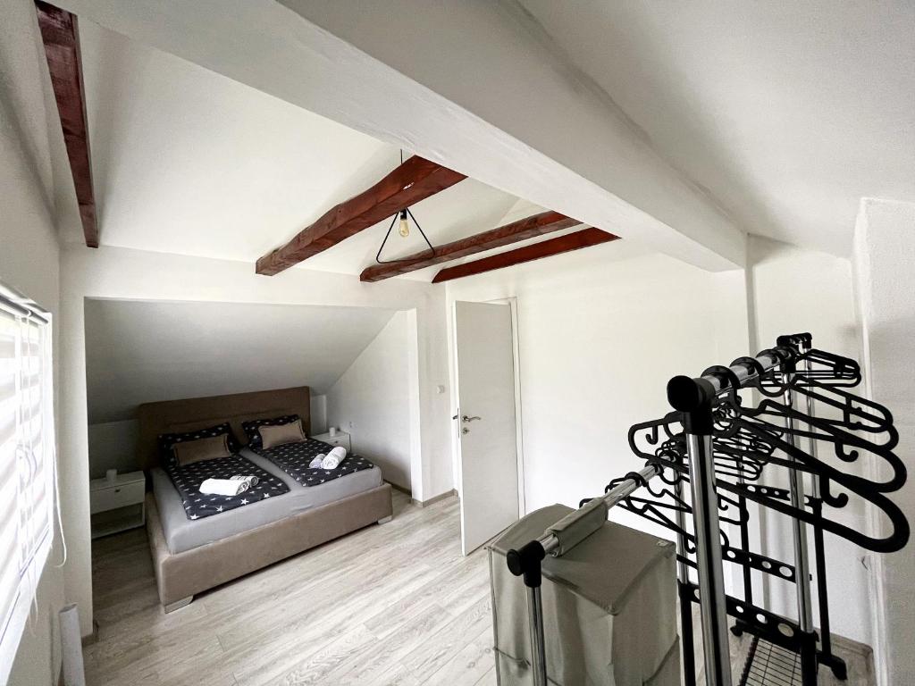 ein Zimmer mit einem Bett in der Mitte eines Zimmers in der Unterkunft Apartment The Loft in Višegrad