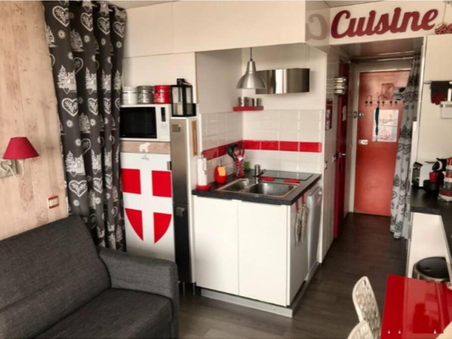 une petite cuisine avec un évier et un réfrigérateur dans l'établissement Arc1800 - T2 rénové - 4 pers - Les Villards - Rés Grand Arbois, à Arc 1800