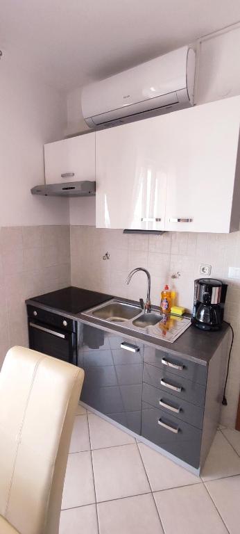 Kuchyňa alebo kuchynka v ubytovaní Apartments Burazer