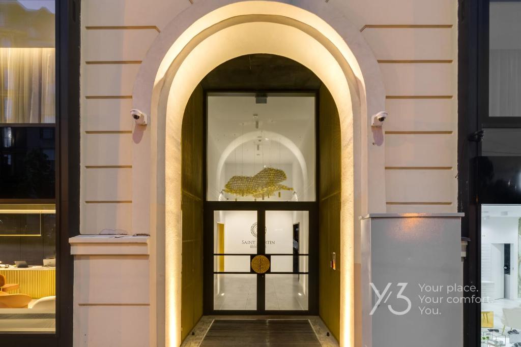 un accès à un bâtiment avec une porte en verre dans l'établissement Saint Martin Residence Old Town with Wellness, à Poznań