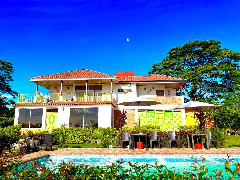 una casa con piscina frente a ella en Casa Campestre Denis, en Guamal