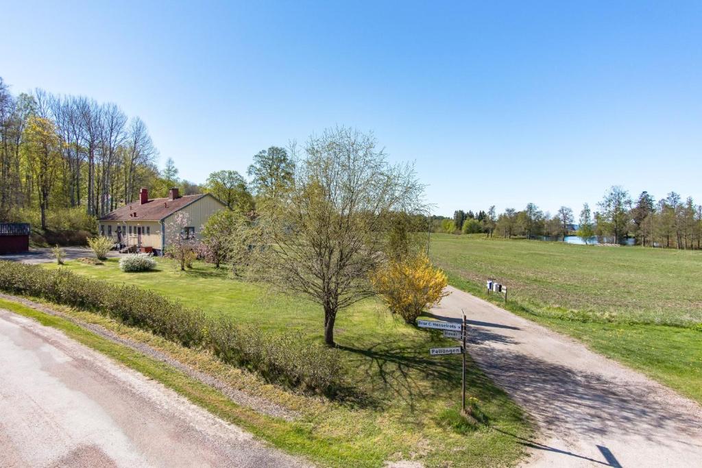 una strada vuota con una casa e un campo di Bruksgården Bed&Breakfast a Undenäs