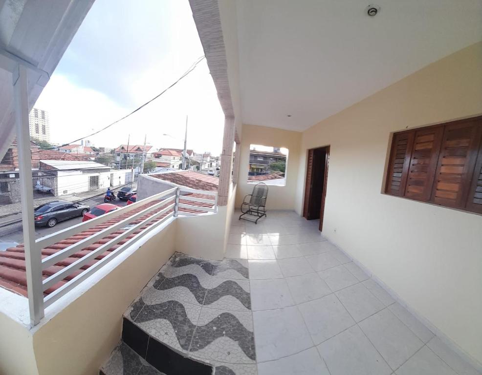 ein Balkon mit Blick auf einen Parkplatz in der Unterkunft Apto Temporada in Campina Grande