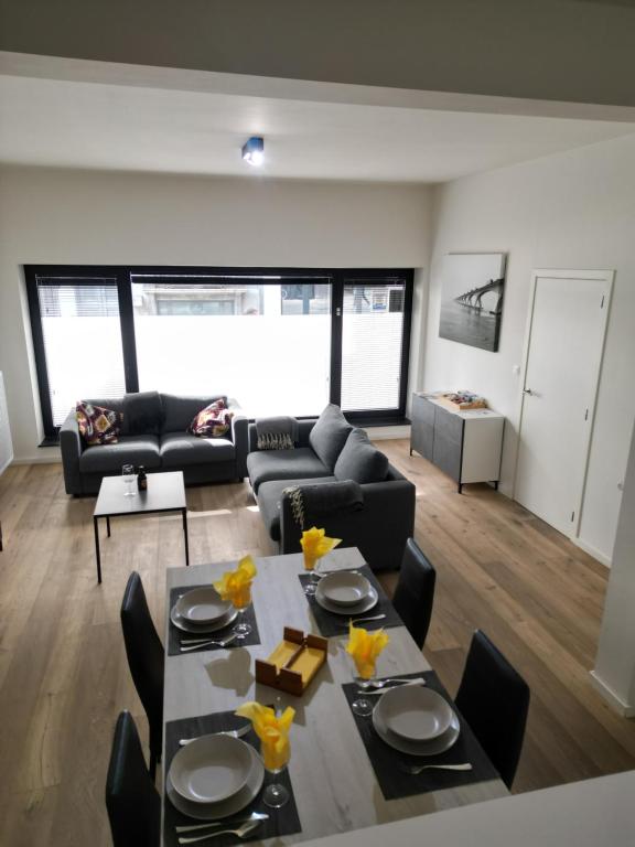 sala de estar con mesa y sofá en Laurina's Cove en Ostende