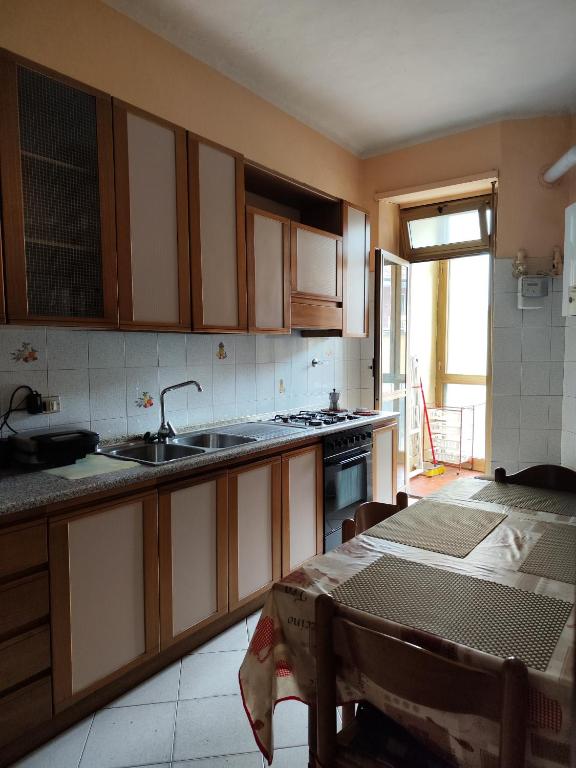 Kuchyňa alebo kuchynka v ubytovaní Appartamento ultra comodo -Torino