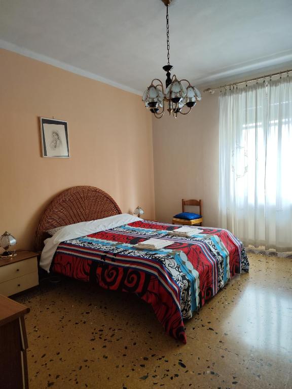 - une chambre avec un lit et une couverture colorée dans l'établissement Appartamento ultra comodo -Torino, à Turin