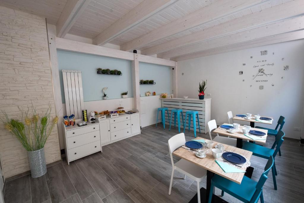 una cucina e una sala da pranzo con tavolo e sedie di DOMORA BEDROOMS a Ortona