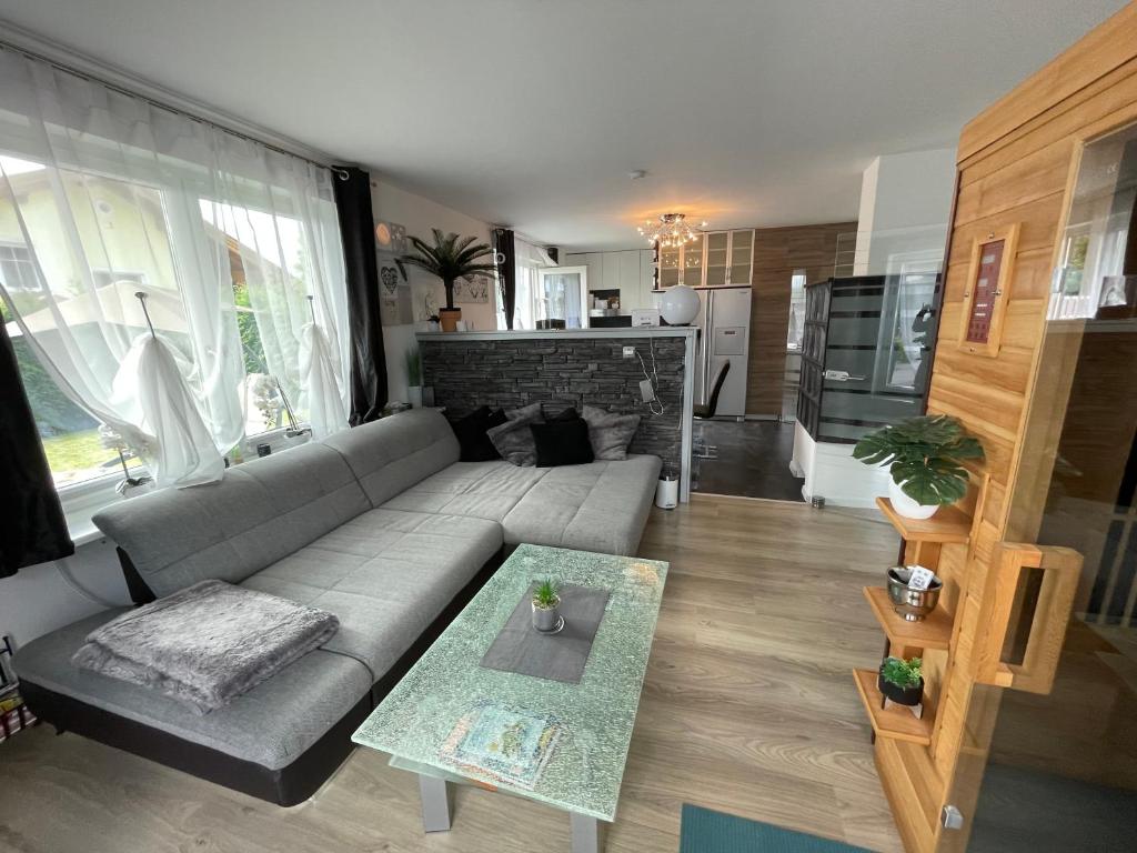 ein Wohnzimmer mit einem Sofa und einem Tisch in der Unterkunft Ferienwohnung am Seeblick in Feldkirchen in Kärnten