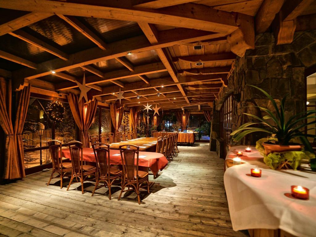 Reštaurácia alebo iné gastronomické zariadenie v ubytovaní Hotel Nosalowy Dwór