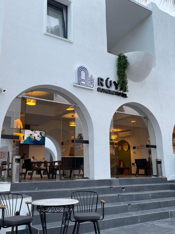 un restaurante con sillas y mesas en un edificio en RÜYA BOHEME HOTEL BODRUM en Bodrum