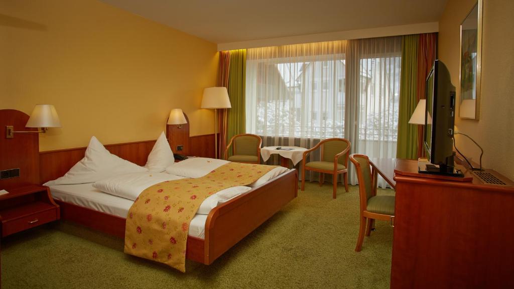 Postel nebo postele na pokoji v ubytování Hotel Kloster Hirsau