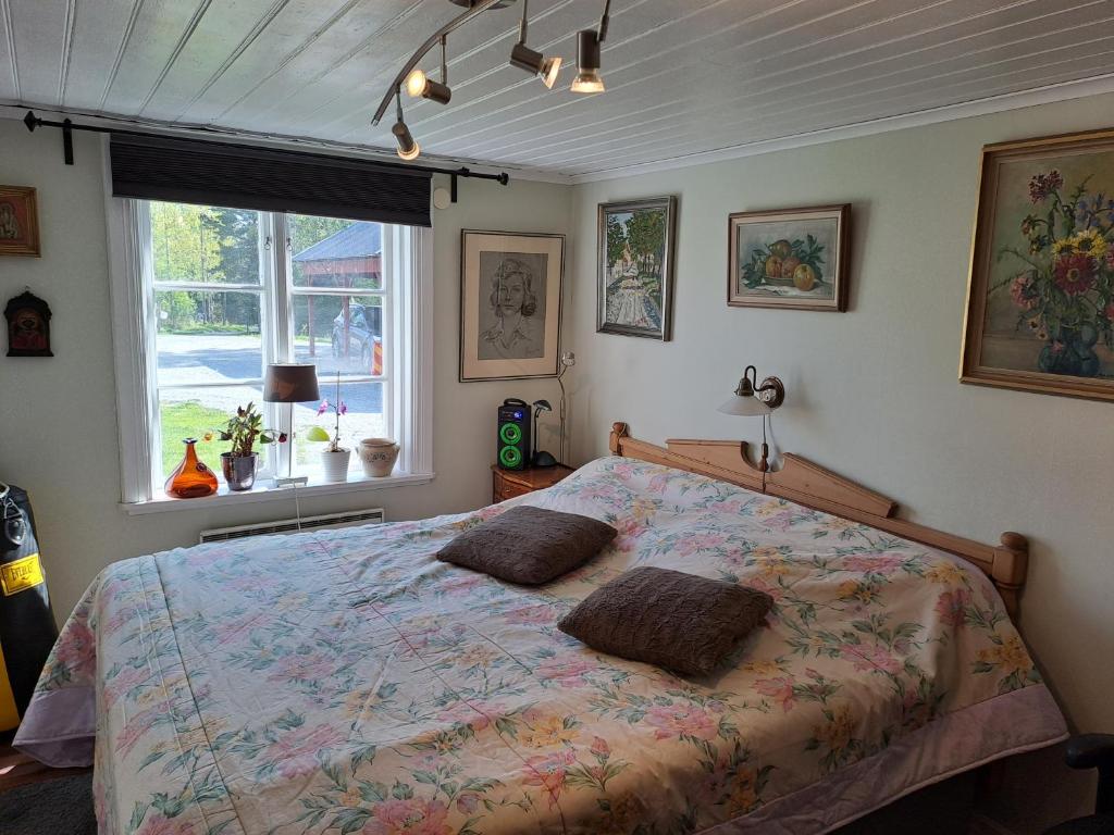 sypialnia z łóżkiem z 2 poduszkami w obiekcie Hejdbacken w mieście Nora