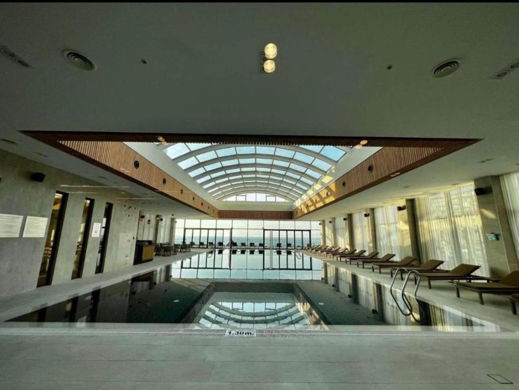 Bazén v ubytování Royal panorama courtyard batumi nebo v jeho okolí