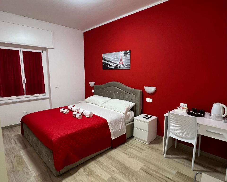 una camera rossa con un letto a parete rossa di Alì Babà Rooms a La Spezia